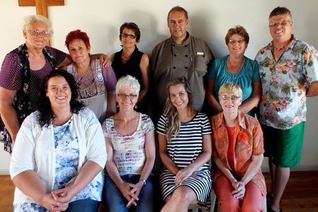 Die kursusgangers, met voor vlnr Tess du Toit (aanbieder), Deonora de Jongh, Roxanne Coetzee en Anita Botha. Agter vlnr is Lindie du Toit (hulpverlening), Anita Huysamen, Judy Bothma, Coenie Wessels, Amanda le Roux en Jacques van Heerden (hulpverlening).